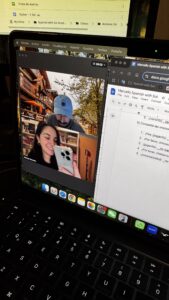 Solange Saavedra y su alumno con una gorra de Argentina